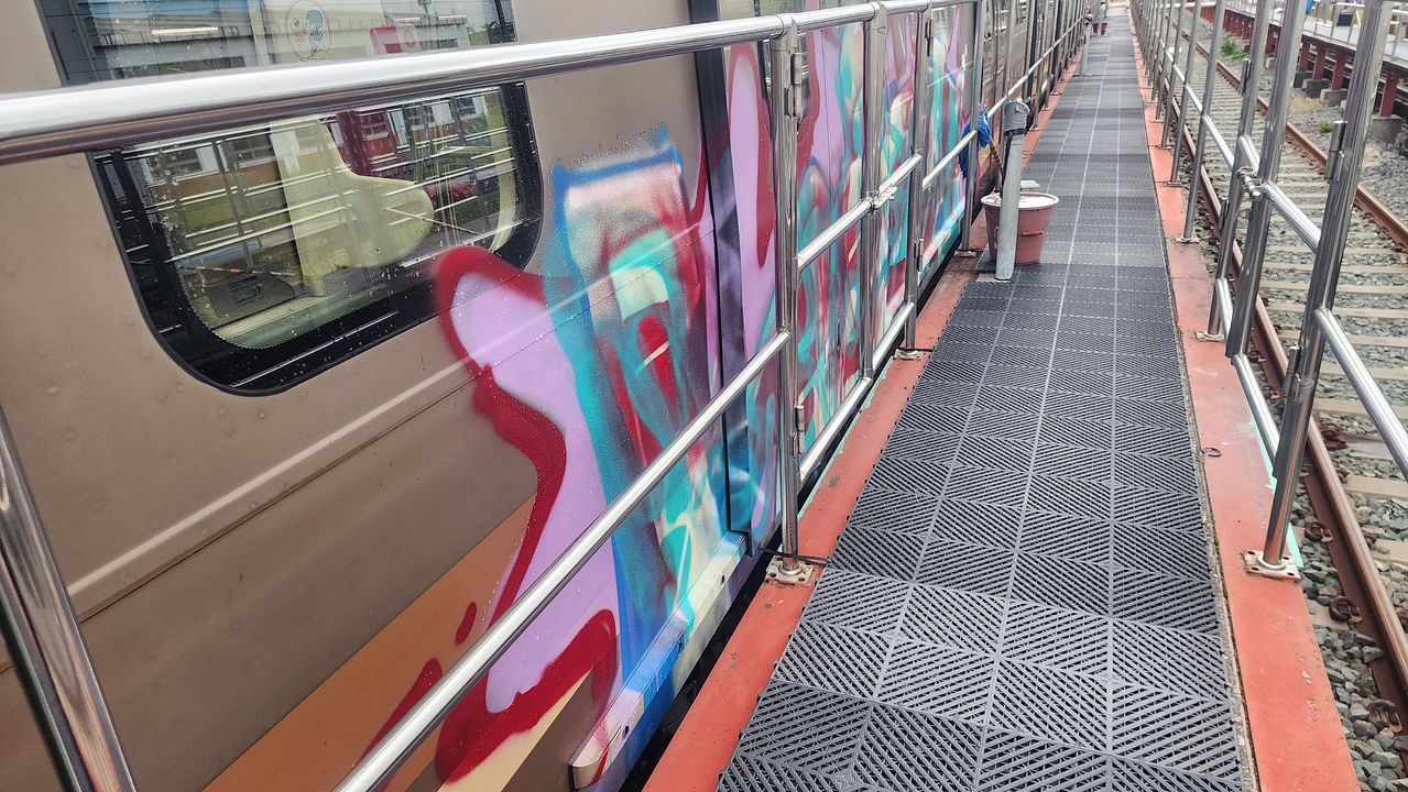  지난 23일 새벽 부산 강서구에 있는 부산교통공사 대저차량기지에 외국인 2명이 침입해 래커로 전동차를 훼손한 뒤 달아났다. 사진 부산교통공사