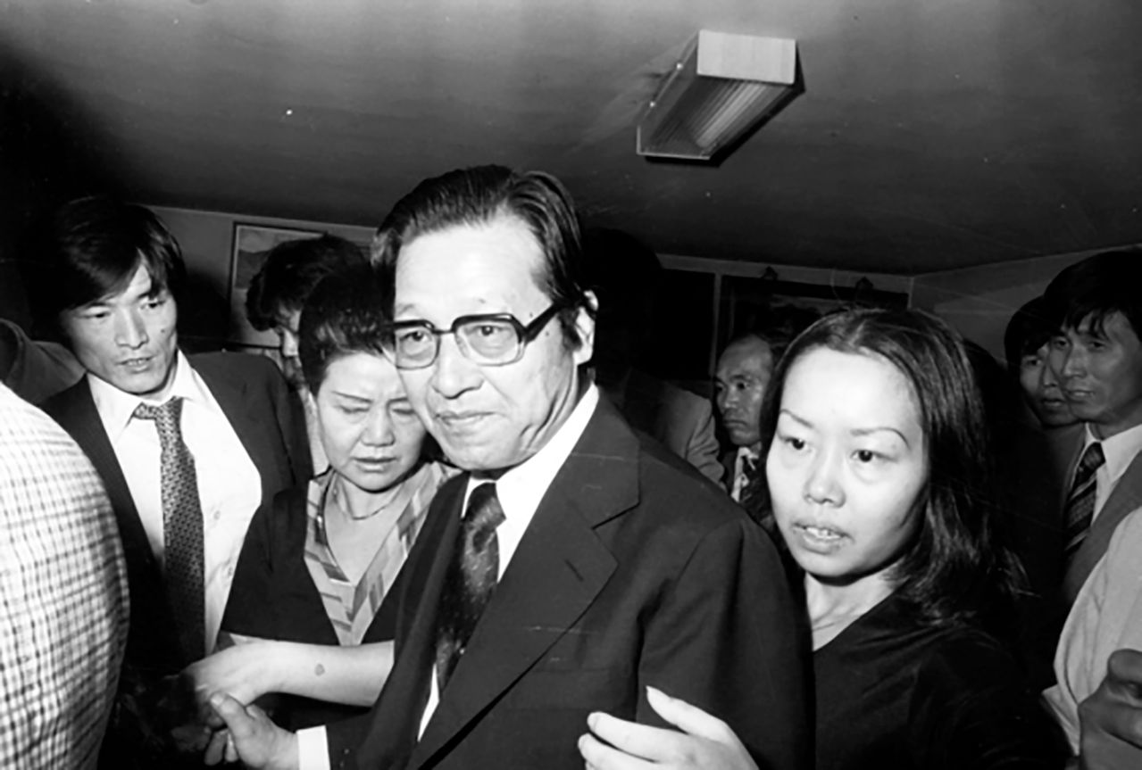 1980년 7월 2일 오후 보안사 서빙고 분실에서 신당동 자택으로 돌아온 김종필(JP) 민주공화당 총재(가운데). 부인 박영옥 여사(왼쪽)와 딸 예리씨(오른쪽)가 JP를 부축했다. JP는 보안사에 연행돼 조사받으면서 공화당 총재직을 비롯한 모든 공직을 사퇴할 것을 요구받았다. 중앙포토