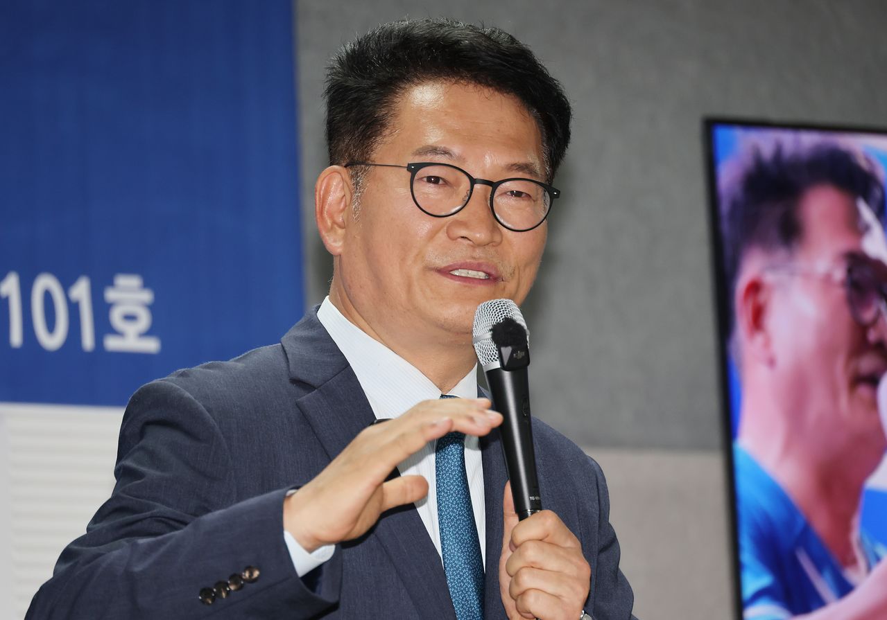 더불어민주당 송영길 의원이 28일 전북 전주 코오롱스카이타워에서 열린 '전북 민주당 평당원과의 타운홀 미팅'에서 질문에 답하고 있다. 연합뉴스