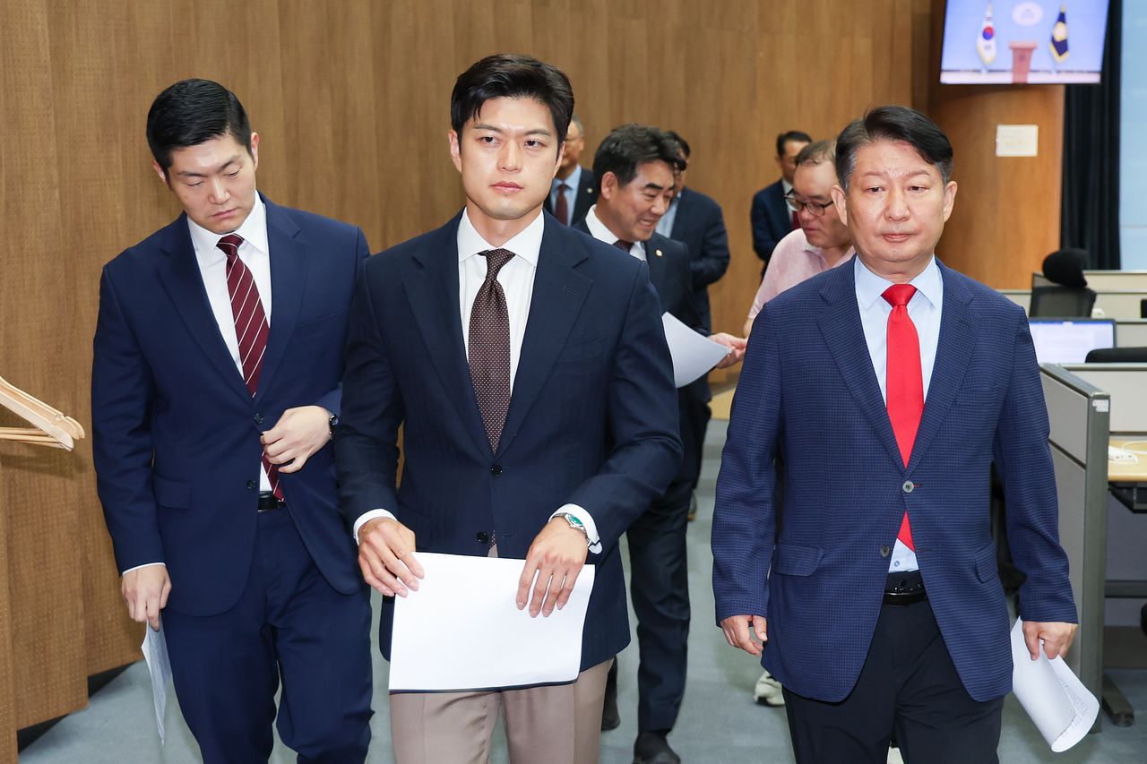국민의힘 당내 개혁·소장파 모임인 '대안과미래’ 소속 권영진, 김용태, 김재섭, 이성권 의원 등이 11일 서울 여의도 국회 소통관에서 6·3 지방선거 참패 관련 장동혁 대표 사퇴를 요구하며 기자회견을 마친 뒤 이동하고 있다. 뉴스1