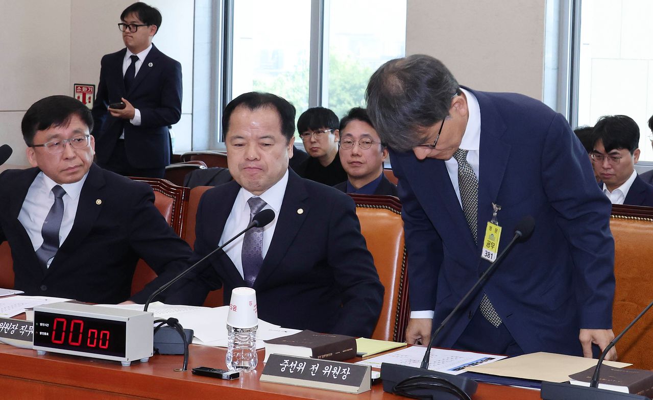 노태악 전 선관위원장(오른쪽)이 지난 23일 국회에서 열린 전국동시지방선거 투표용지 부족 사태 등 국민 참정권 침해 진상규명 및 선거관리 개혁을 위한 국정조사 특별위원회 전체회의에 출석해 자리에 앉고 있다. 임현동 기자