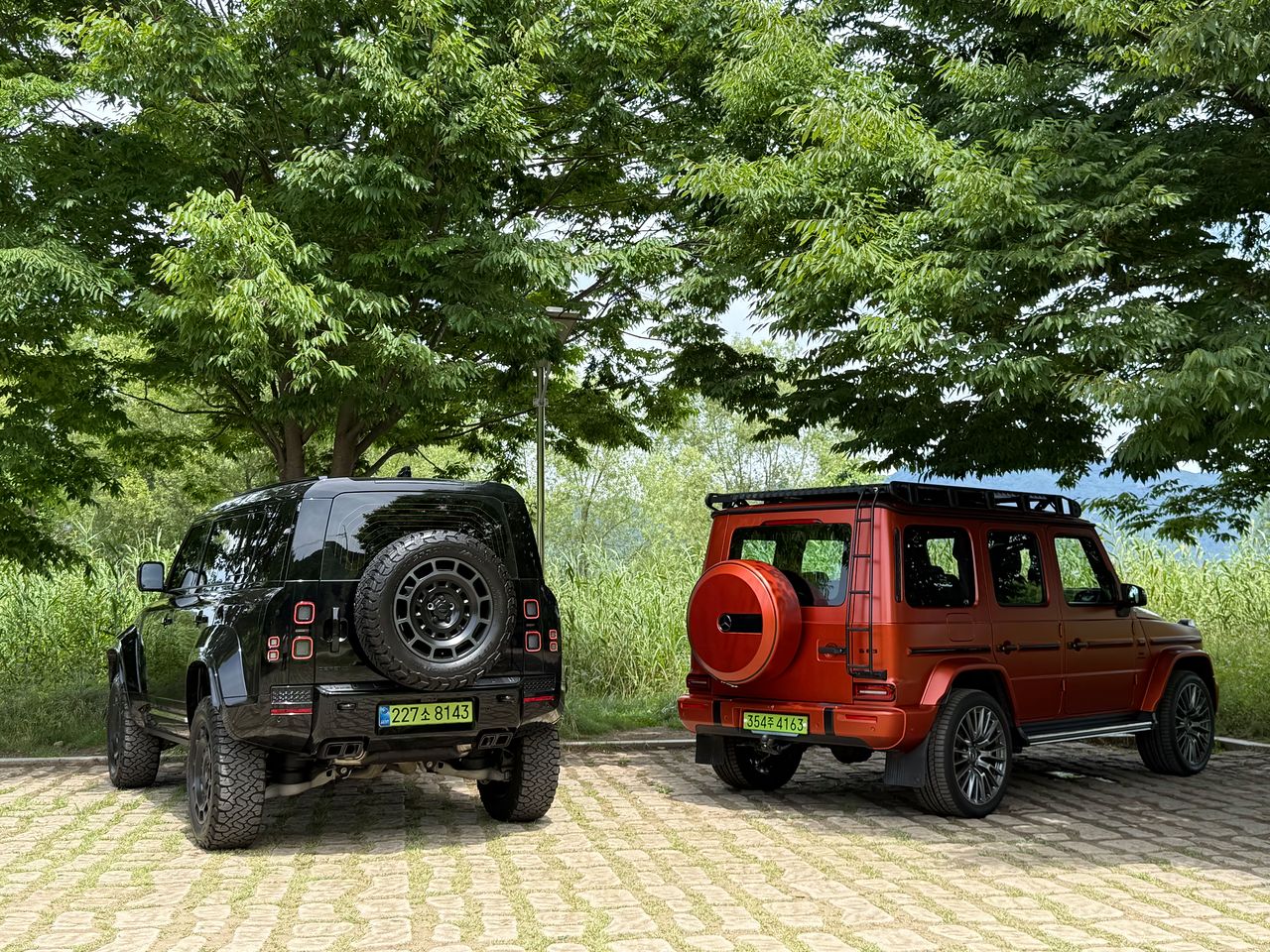 랜드로버 디펜더 옥타(왼쪽)와 메르세데스-AMG G 63 