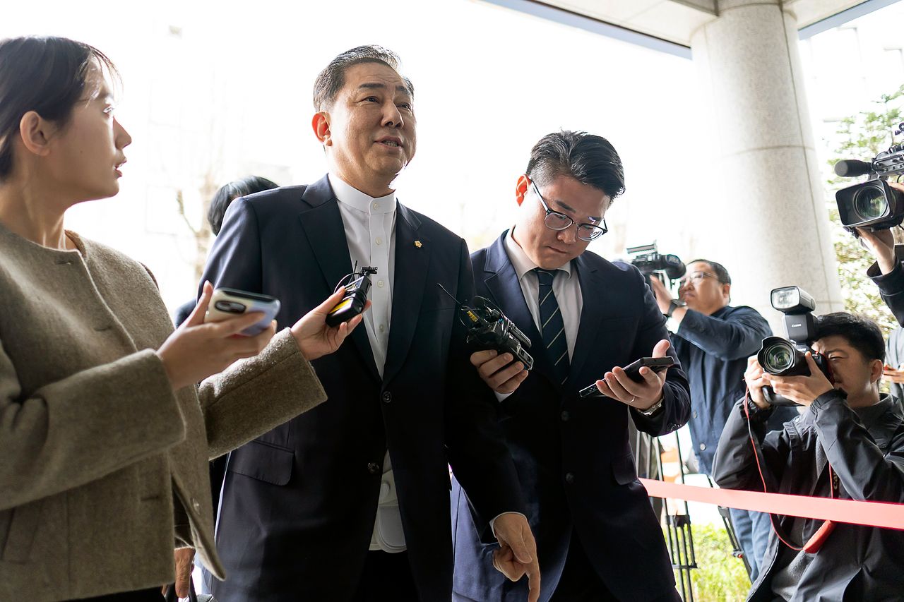 뇌물수수 의혹 등을 받는 무소속 김병기 의원이 조사를 받기 위해 지난 3월 31일 마포구 서울경찰청 공공범죄수사대에 출석하며 취재진 질문에 답하고 있다. 연합뉴스