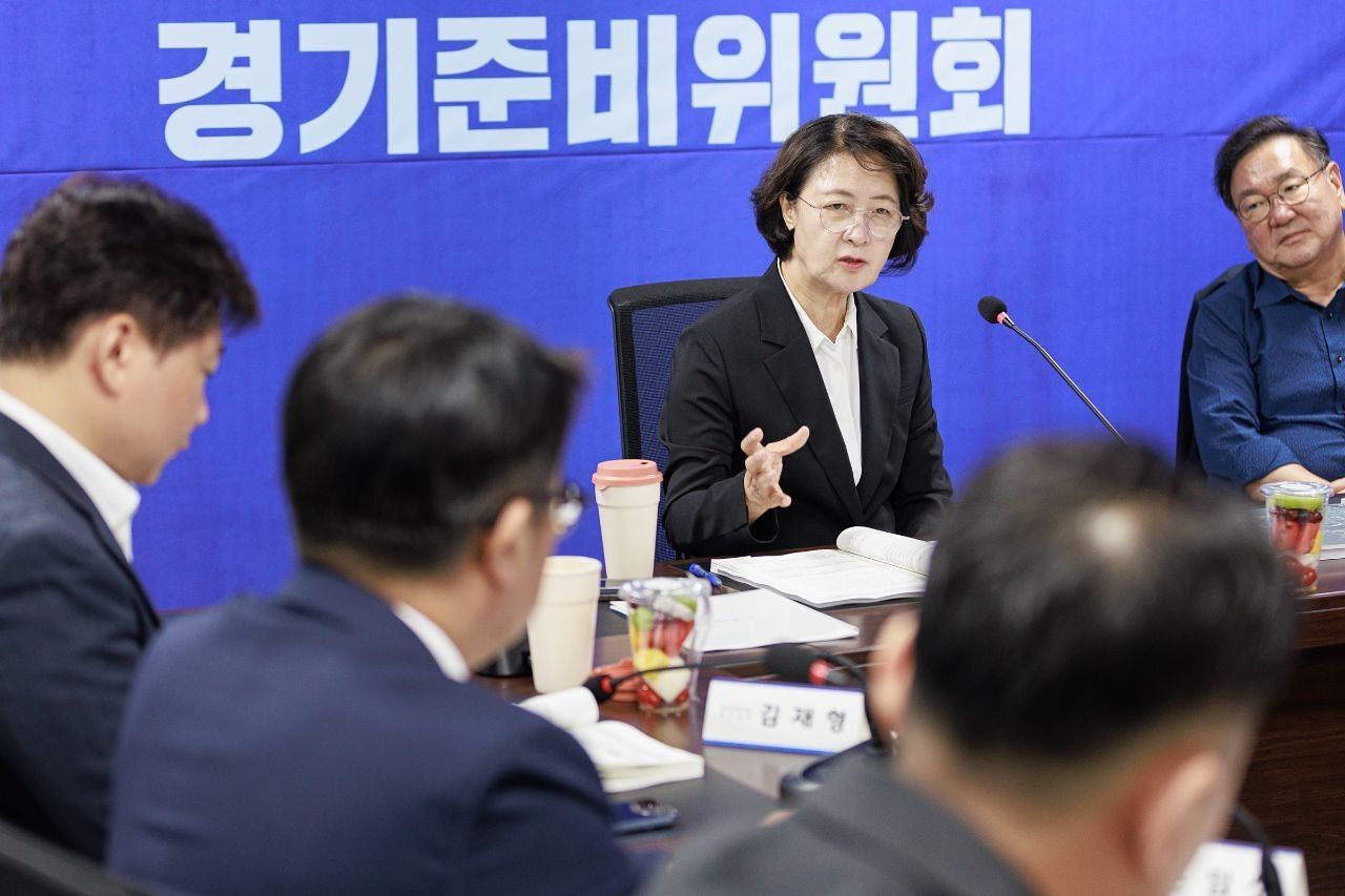 추미애 경기도지사 당선인이 지난 25일 수원 경기신용보증재단에서 열린 '공정·혁신·포용 경기준비위원회'의 경기도정 현안 3차 회의를 주재하고 있다. 뉴스1