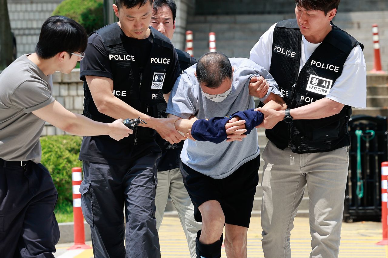 서울 종로구 광화문 일민미술관에서 흉기를 휘두른 혐의를 받는 70대 남성 A씨가 28일 오후 서울 서초구 중앙지방법원에서 살인미수 등 혐의와 관련 구속 전 피의자 심문(영장실질심사)에 출석하고 있다. 사진 뉴스1