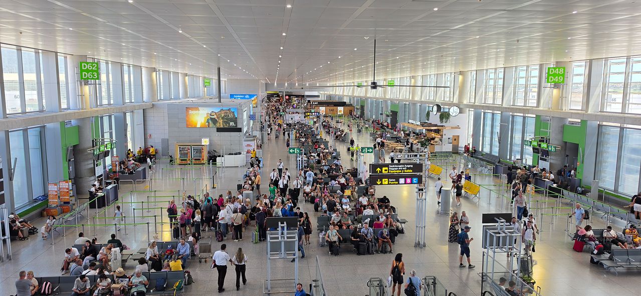 스페인 말라가 공항 출국장에서 비행기 탑승을 기다리는 여행객들의 모습. 박영우 기자