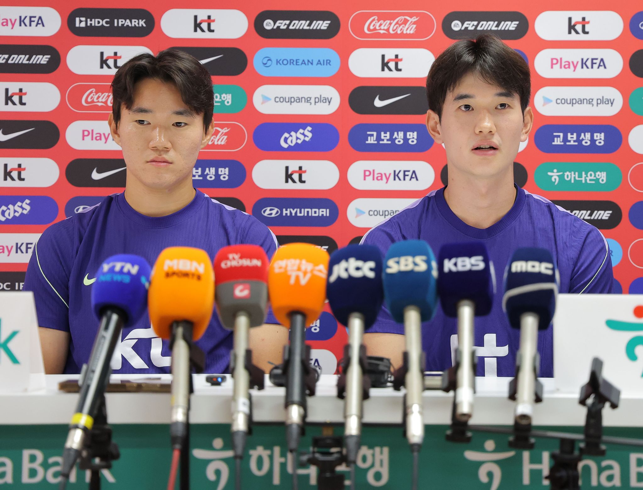 한국 축구 국가대표팀 양현준(왼쪽)과 김진규가 27일(현지시간) 멕시코 과달라하라 인근 사포판의 치바스 바예 베르데에서 훈련에 앞서 취재진 질문에 답변하고 있다. 연합뉴스