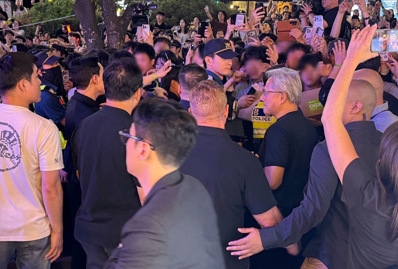 젠슨 황 엔비디아 최고경영자(CEO)가 5일 서울 마포구 비비큐(BBQ) 홍대입구점에서 최태원 SK그룹 회장, 구광모 LG그룹 회장, 이해진 네이버 의장과 회동 중 시민들에게 치킨을 나눠주고 있다. 연합뉴스