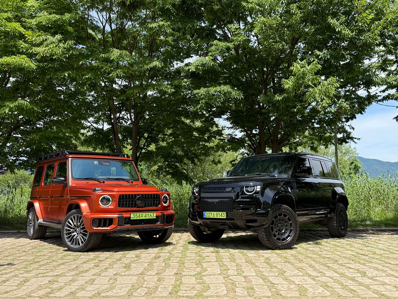 메르세데스-AMG G 63(왼쪽)과 랜드로버 디펜더 옥타