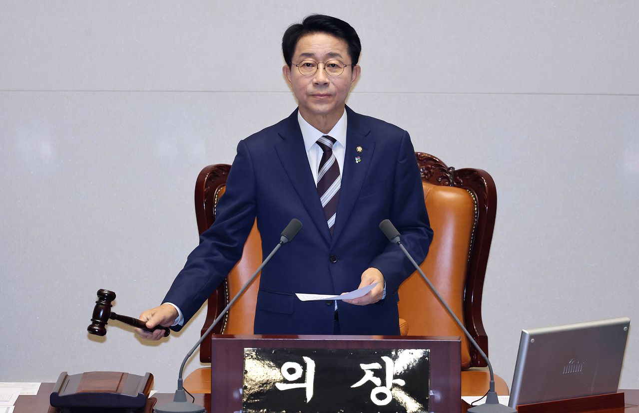 조정식 국회의장이 18일 국회 본회의에서 의사봉을 두드리고 있다. 임현동 기자
