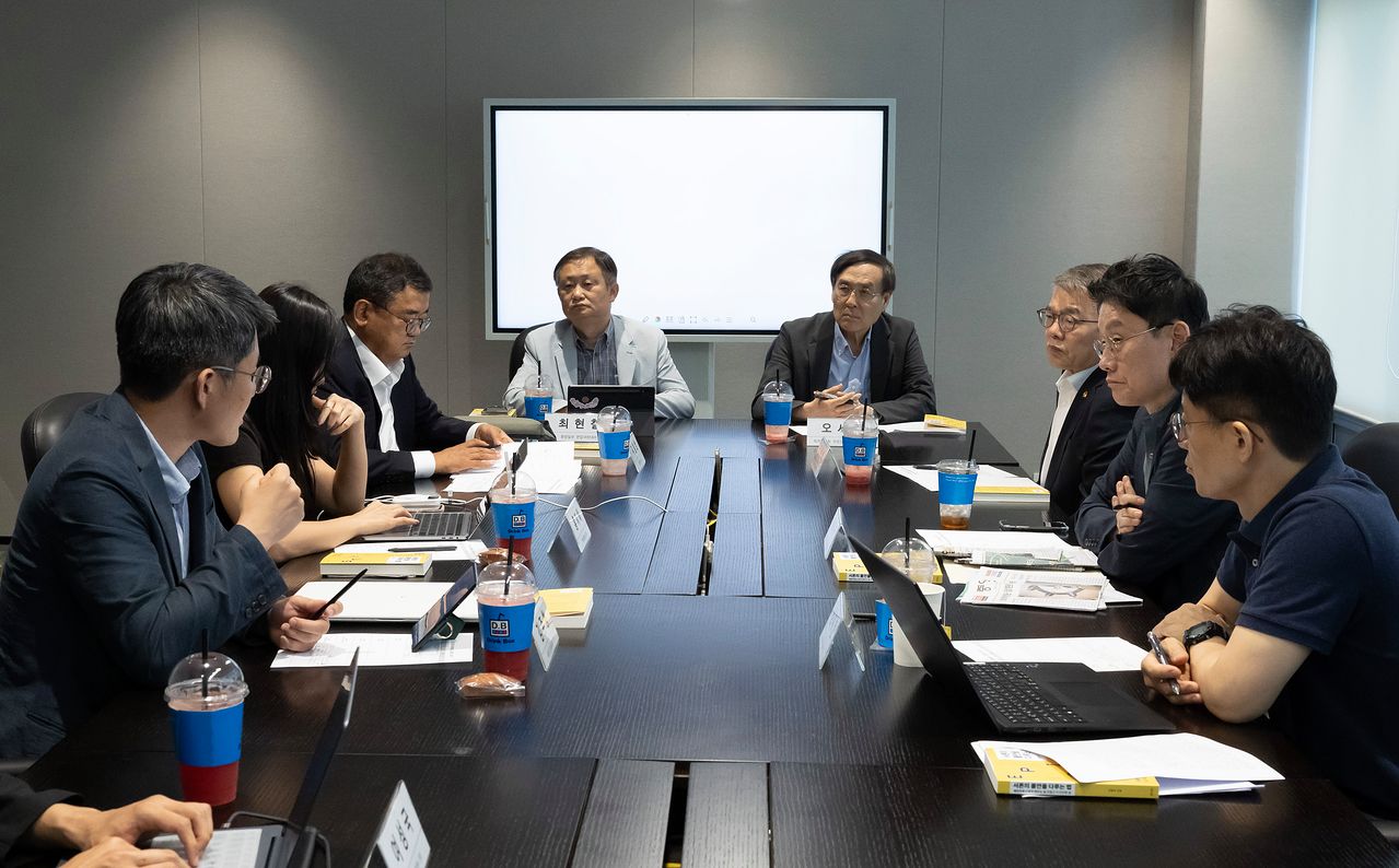 제75회 중앙일보 독자위원회가 지난 23일 서울 마포구 상암동 중앙일보 9층 대회의실에서 열렸다. 왼쪽부터 김주형 서울대 정치외교학부 교수, 홍지혜 마이아트컴퍼니 대표, 지철호 법무법인 세종 고문, 최현철 중앙일보 편집국장대리, 오세정 위원장(전 서울대 총장), 김용하 순천향대 IT금융경영학과 교수, 이재국 성균관대 미디어커뮤니케이션학과 교수, 심재웅 숙명여대 미디어학부 교수. 전민규 기자