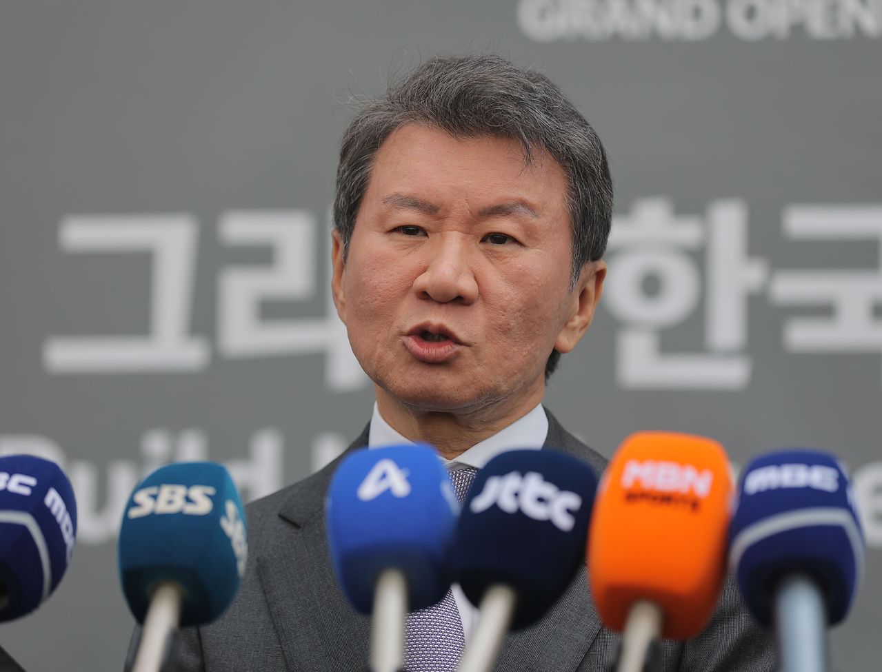 정몽규 대한축구협회장이 지난 4월 7일 공식 개관식이 열리는 충남 천안 코리아풋볼파크에서 취재진을 만나 소감을 말하고 있다. 연합뉴스