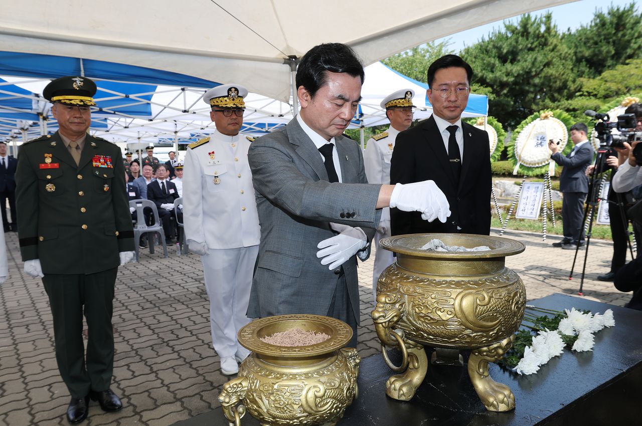 안규백 국방부 장관이 29일 경기 평택시 해군 제2함대 사령부에서 열린 '제2연평해전 승전 24주년 기념식'에서 분향하고 있다. 사진공동취재단