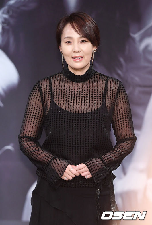 [OSEN=민경훈 기자] 8일 오후 서울시 마포구 상암 MBC 1층 골든마우스홀에서 진행된 MBC 새 월화드라마 '위대한 유혹자' 제작발표회서 전미선이 포토타임을 갖고 있다. / rumi@osen.co.kr