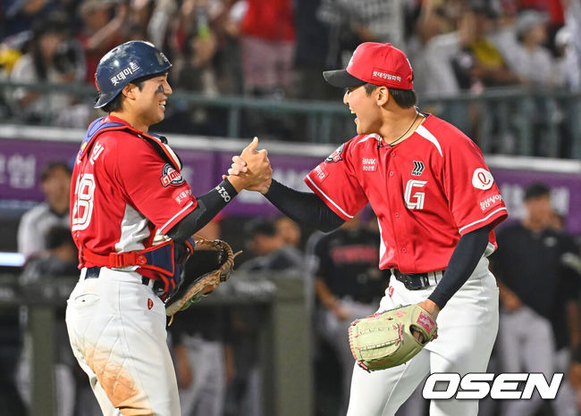 [OSEN=부산, 이석우 기자] 28일 부산 사직야구장에서 2026 신한 SOL KBO 리그 롯데 자이언츠와 LG 트윈스의 경기가 열렸다. 홈팀 롯데는 비슬리가, 방문팀 LG는 장현식이 선발 출전했다.롯데 자이언츠 최준용과 손성빈이 9회초 1사 1루 LG 트윈스 구본혁을 2루수 병살로 잡고 11-9로 승리한 후 기쁨을 나누고 있다. 2026.06.28 / foto0307@osen.co.kr