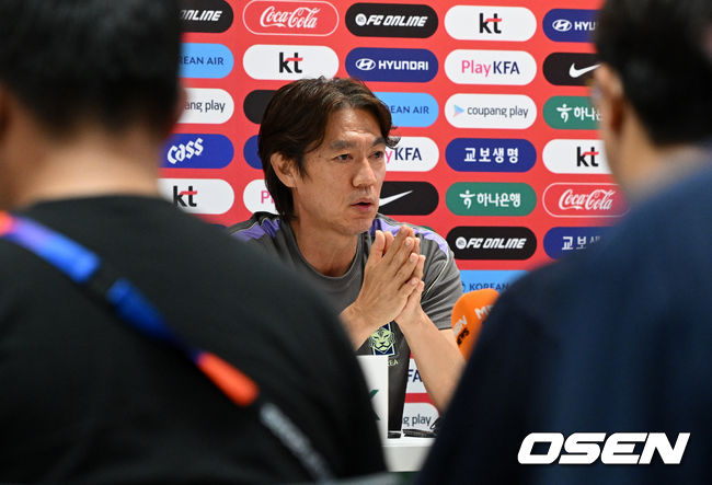 [OSEN=사포판(멕시코), 이대선 기자] 홍명보 감독이 이끄는 대한민국 축구국가대표팀이 26일(한국시각) 멕시코 과달라하라 인근 사포판의 치바스 베르데 바예에서 훈련을 진행했다.대한민국은 1승 2패(승점 3)로 조 3위에 머물렀다. 자력으로 32강에 오를 기회를 놓쳤고, 이제는 다른 조 경기 결과를 기다려야 하는 처지가 됐다.훈련에 앞서 대한민국 홍명보 감독이 인터뷰를 하고 있다. 2026.06.26 /sunday@osen.co.kr