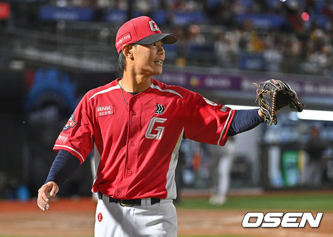 [OSEN=부산, 이석우 기자] 28일 부산 사직야구장에서 2026 신한 SOL KBO 리그 롯데 자이언츠와 LG 트윈스의 경기가 열렸다. 홈팀 롯데는 비슬리가, 방문팀 LG는 장현식이 선발 출전했다.롯데 자이언츠 이이무라가 8회초 2사 1,2루 LG 트윈스 홍창기를 2루수 땅볼로 잡고 하이파이브를 하고 있다. 2026.06.28 / foto0307@osen.co.kr