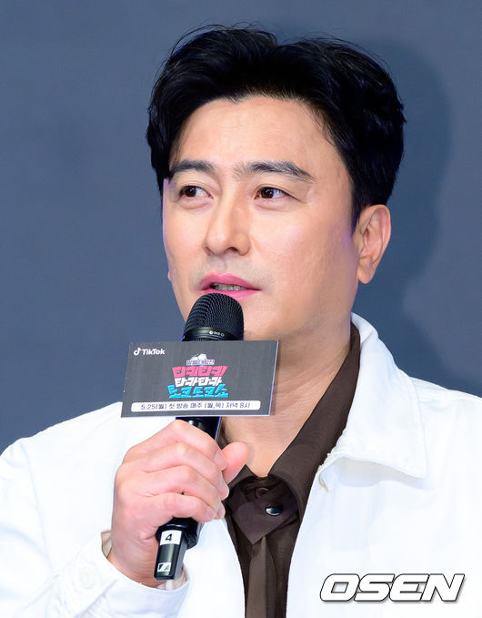 [OSEN=지형준 기자] 21일 서울 구로구 신도림동 더 링크 호텔 서울에서 틱톡 ‘티키티키 타카타카 토크토크쇼’ 제작발표회가 열렸다.틱톡(TikTok)이 처음 선보이는 오리지널 예능 ‘티키티키 타카타카 토크토크쇼’는 축구를 잘 아는 사람은 물론,축구에 익숙하지 않은 사람도 함께 즐길 수 있는 배틀형 토크 예능이다.안정환이 질문에 답을 하고 있다. 2026.05.21/ jpnews@osen.co.kr