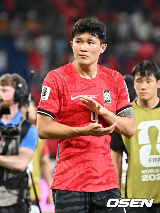 [OSEN=몬테레이(멕시코), 이대선 기자] 홍명보 감독이 이끄는 대한민국 축구대표팀은 25일(이하 한국시간) 오전 10시 멕시코 몬테레이 스타디움에서 개최된 2026 국제축구연맹(FIFA) 북중미 월드컵 조별리그 A조 최종전에서 남아프리카공화국에게 0-1 충격패를 당했다.1승2패가 된 한국은 A조 3위로 밀리며 32강 자력진출에 실패했다. 한국은 나머지 조들의 상황을 따져보고 32강에 진출할 가능성은 남아있다. 1승1무1패의 남아공이 2위로 32강 진출을 확정지었다.경기 종료 후 대한민국 김민재가 패배에 아쉬워하고 있다. 2026.06.25 /sunday@osen.co.kr