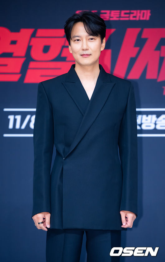 [OSEN=민경훈 기자] 8일 오후 서울 양천구 목동 SBS에서 새 금토드라마'열혈사제2' 제작발표회가 열렸다.'열혈사제2'는 낮에는사제,밤에는벨라또의역할을위해천사파보스로활약하는분노조절장애열혈신부김해일(김남길분)이부산으로떠국내최고마약카르텔과한판뜨는노빠꾸공조수사극이다.배우 김남길이 포토타임을 갖고 있다. 2024.11.08 / rumi@osen.co.kr