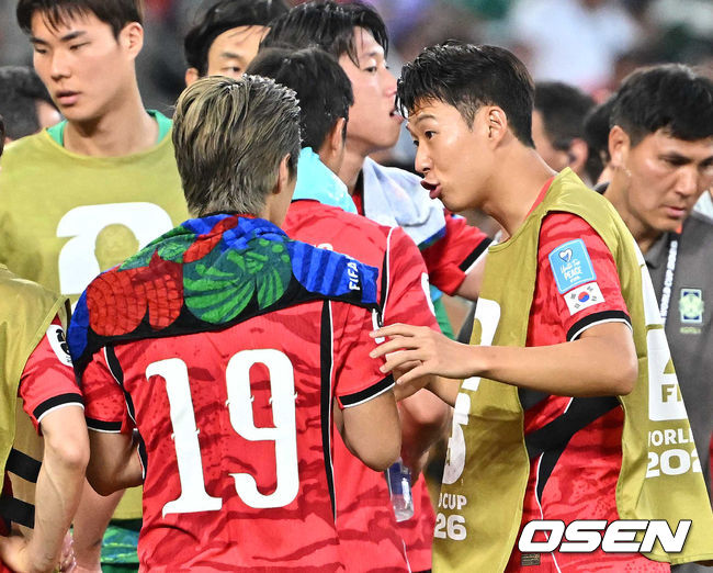 [OSEN=몬테레이(멕시코), 이대선 기자] 홍명보 감독이 이끄는 대한민국 축구대표팀은 25일(이하 한국시간) 오전 10시 멕시코 몬테레이 스타디움에서 개최된 2026 국제축구연맹(FIFA) 북중미 월드컵 조별리그 A조 최종전에서 남아프리카공화국에게 0-1 충격패를 당했다.1승2패가 된 한국은 A조 3위로 밀리며 32강 자력진출에 실패했다. 한국은 나머지 조들의 상황을 따져보고 32강에 진출할 가능성은 남아있다.전반 하이드레이션 브레이크 때 대한민국 손흥민이 이강인에게 조언을 하고 있다. 2026.06.25 /sunday@osen.co.kr