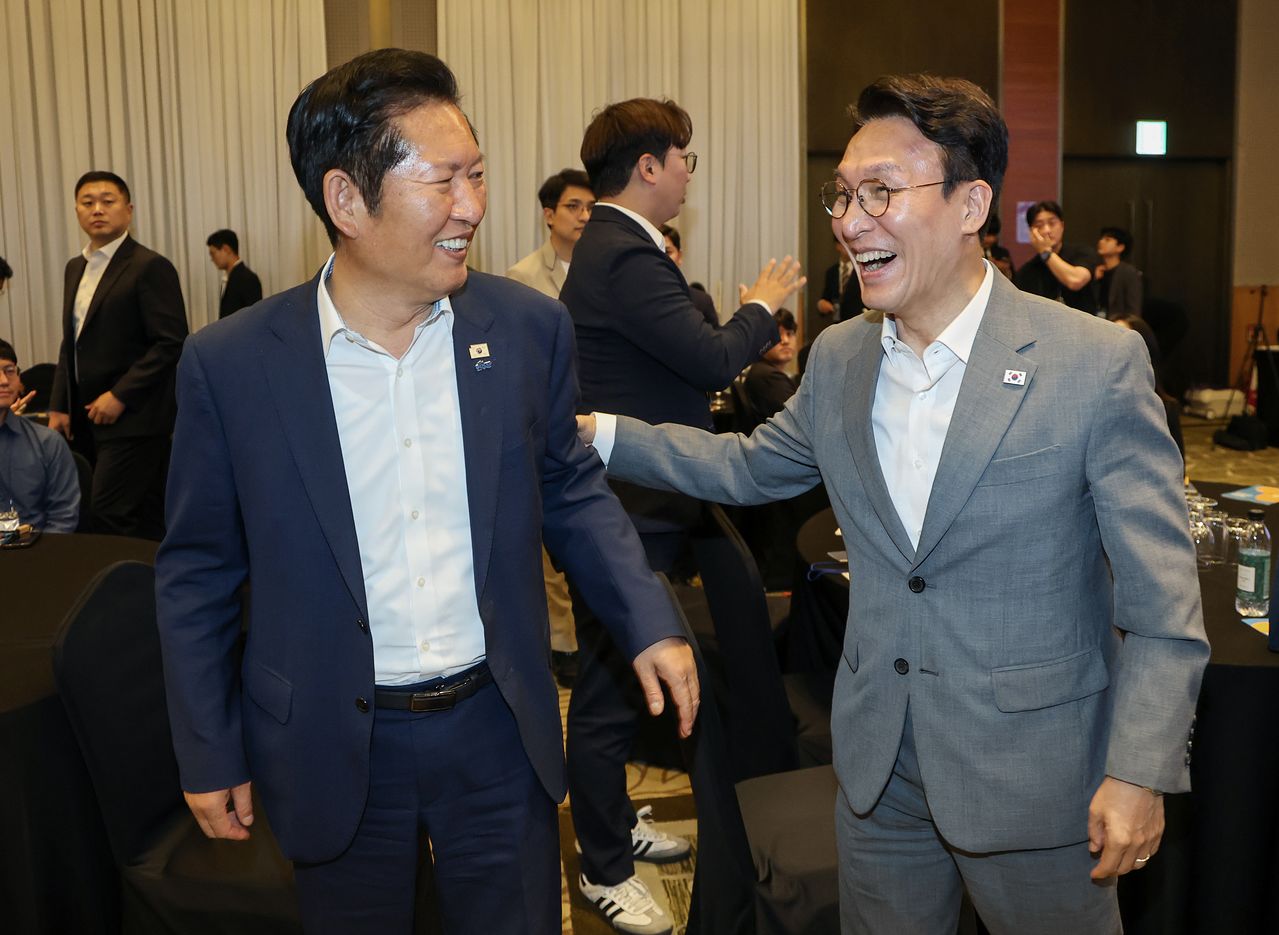 김민석 국무총리와 더불어민주당 정청래 전 대표가 28일 경기도 광주시 곤지암리조트에서 열린 민주당 청년 당선인 워크숍에 참석, 대화하고 있다. 공동취재단