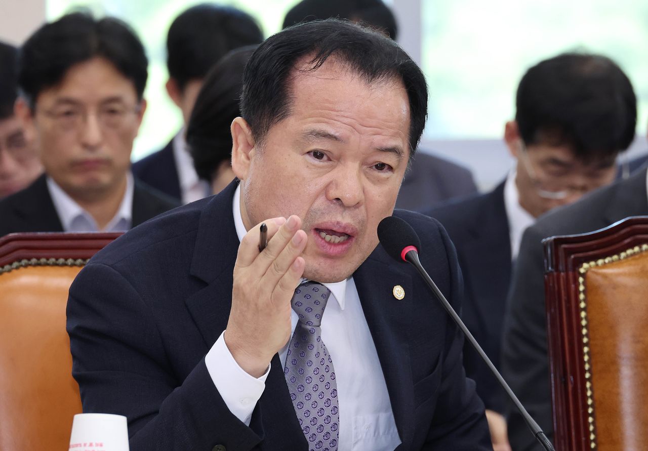 위철환 선관위원장 직무대행이 지난 23일 국회에서 열린 전국동시지방선거 투표용지 부족 사태 등 국민 참정권 침해 진상규명 및 선거관리 개혁을 위한 국정조사 특별위원회 전체회의에 의원들 질의에 답하고 있다. 임현동 기자.
