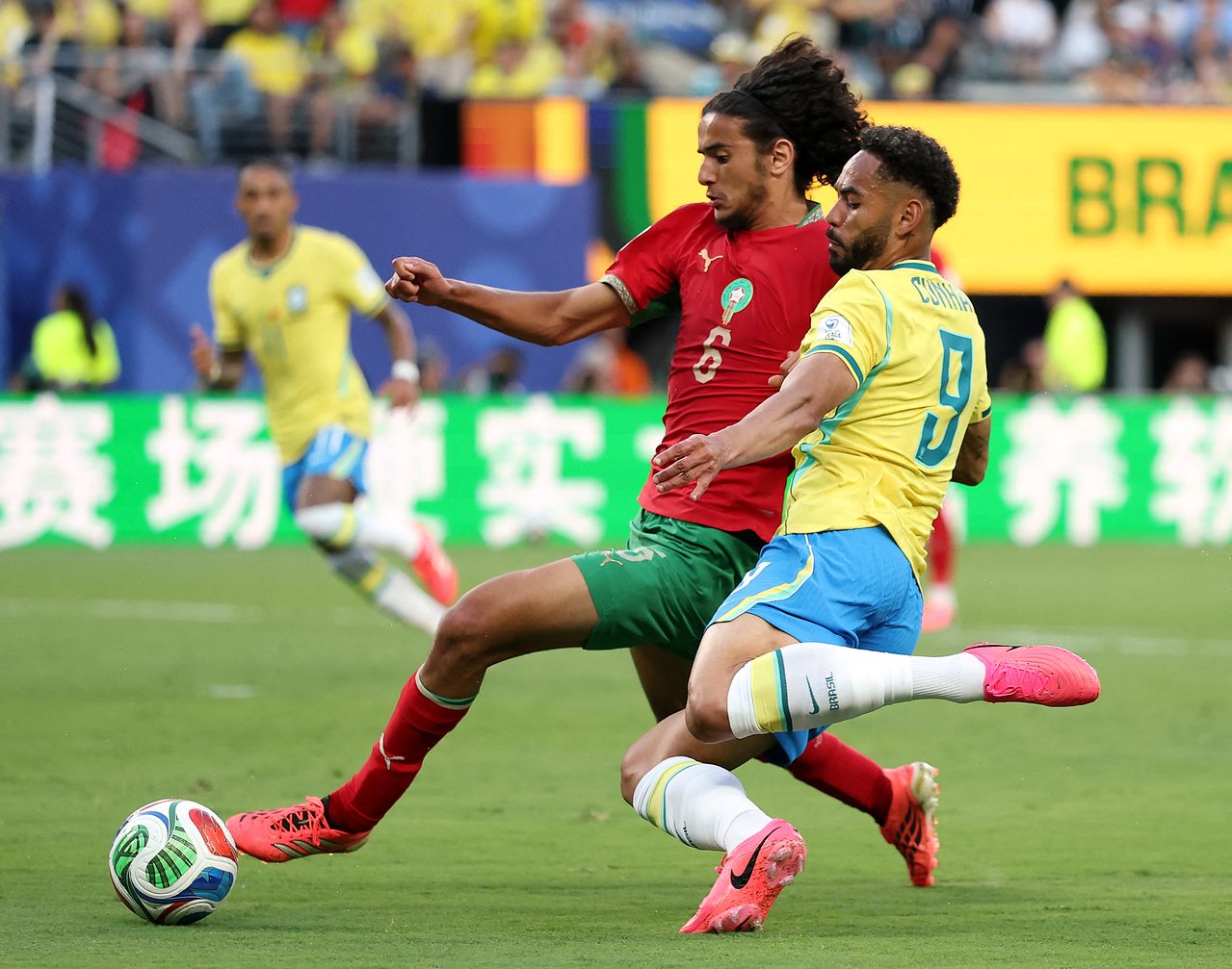 2026년 6월 13일: 뉴욕 뉴저지 스타디움에서 열린 2026 FIFA 월드컵 C조 브라질과 모로코의 경기 중 양 팀 선수가 공을 다투고 있다. AFP=연합뉴스
