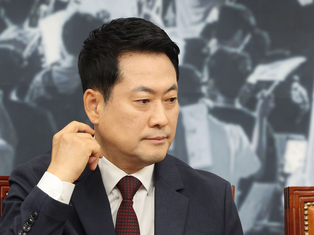 장동혁 국민의힘 대표가 29일 오전 서울 여의도 국회에서 열린 최고위원회의에서 생각에 잠겨 있다. 뉴스1