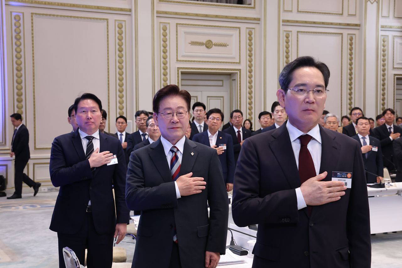 이재명 대통령이 29일 청와대에서 열린 ‘대한민국 대도약 3대 메가프로젝트 국민보고회’에서 국민의례를 하고 있다. 청와대사진기자단