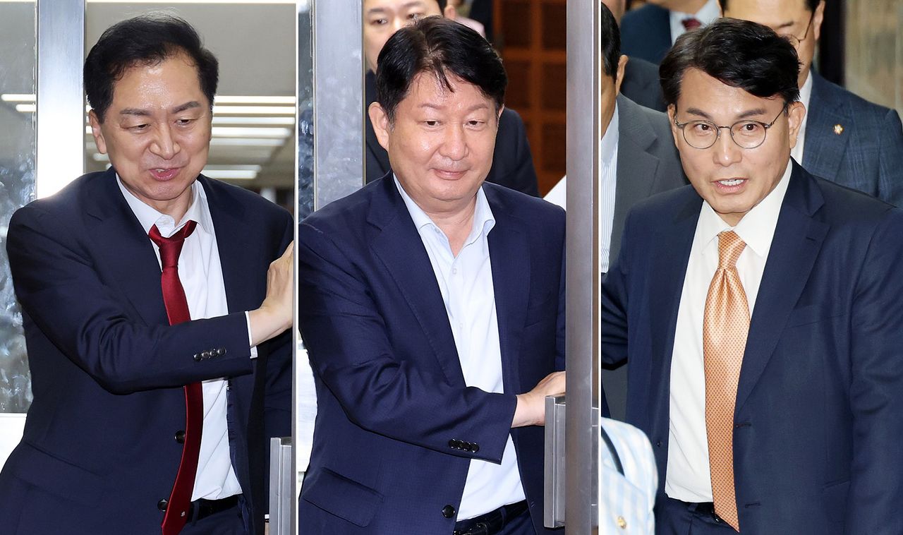 국민의힘 김기현(왼쪽부터), 권영진, 윤상현 의원이 29일 국회에서 열린 비공개 의원총회를 마친 뒤 회의장을 나서고 있다.   2차 종합 특별검사팀은 윤석열 전 대통령의 '체포 방해' 의혹과 관련해 김기현·권영진·윤상현 의원을 특수공무집행방해 혐의로 추가 입건하고 출석을 통보했다. 연합뉴스