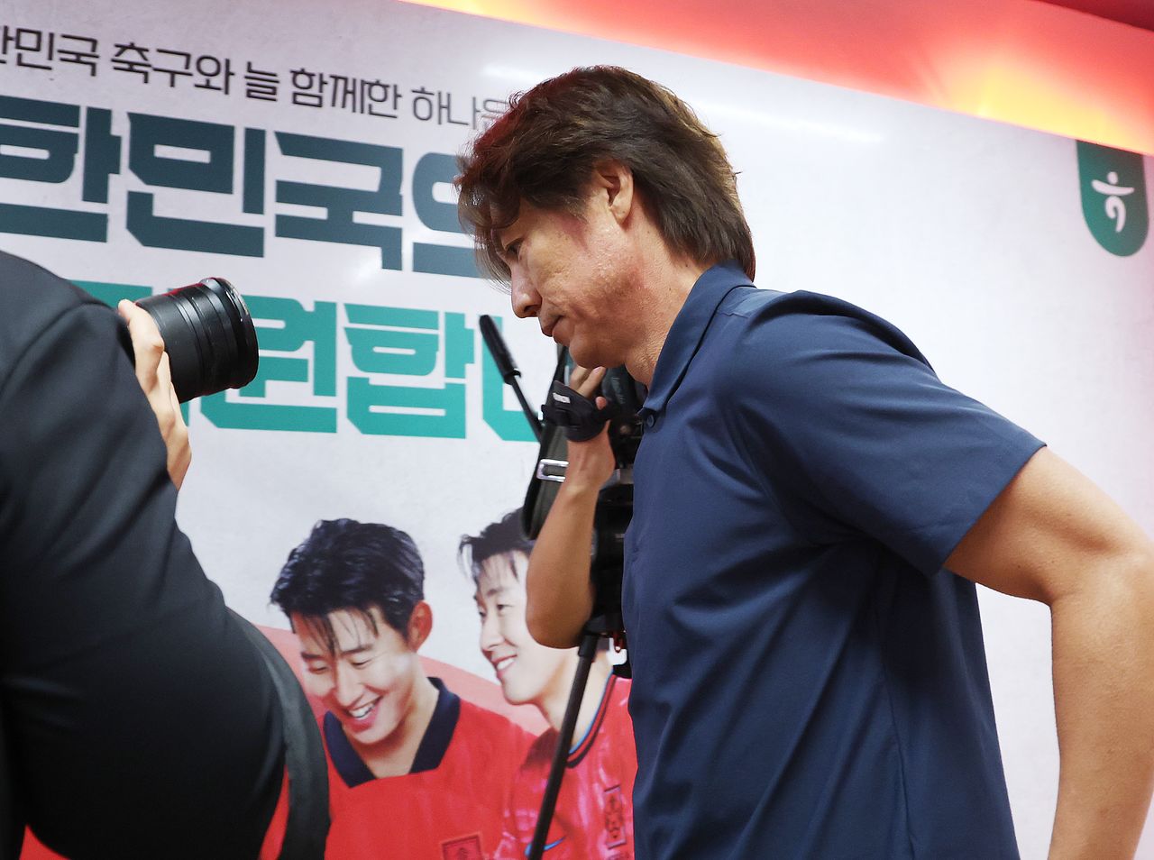 (과달라하라(멕시코)=뉴스1) 박지혜 기자 = 한국 축구 국가대표팀 홍명보 감독이 28일(현지시간) 멕시코 과달라하라 인근 사포판 치바스 바예 베르데 훈련장에 마련된 베이스캠프에서 열린 월드컵 결산 기자회견에서 부진에 대한 책임을 지고 감독직에서 물러나겠다는 뜻을 밝힌 뒤 자리를 이동하고 있다. 2026.6.29/뉴스1
