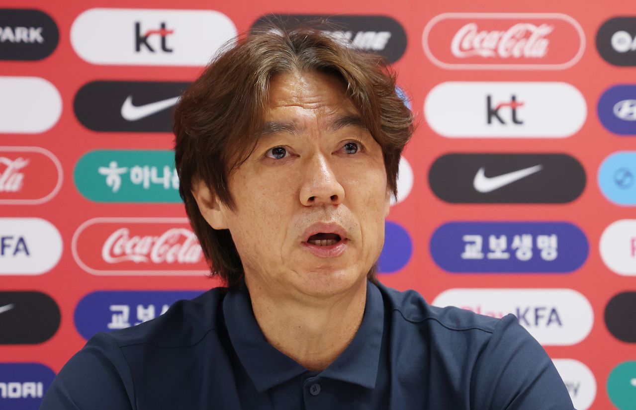 한국 축구 국가대표팀 홍명보 감독이 28일(현지시간) 멕시코 과달라하라 인근 사포판 치바스 바예 베르데 훈련장에 마련된 베이스캠프에서 열린 월드컵 결산 기자회견에서 부진에 대한 책임을 지고 감독직에서 물러나겠다는 뜻을 밝히고 있다. 뉴스1