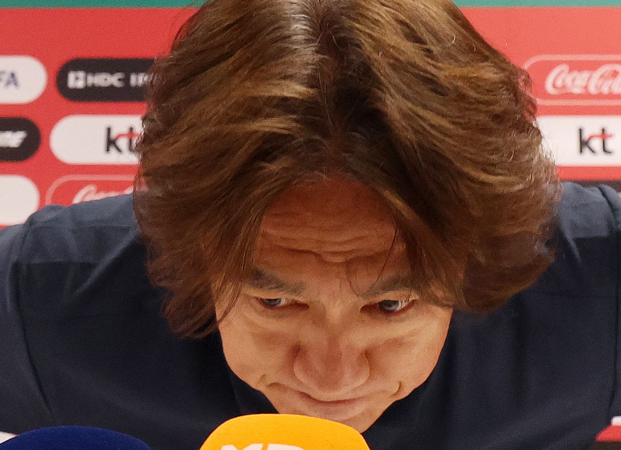 홍명보 축구 국가대표팀 걈독이 28일(현지시간) 멕시코 과달라하라 인근 사포판에 위치한 베이스캠프 훈련장 치바스 바예 베르데에서 열린 북중미 월드컵 32강 진출 실패 관련 입장발표 기자회견을 마치고 자리에서 일어나고 있다. 홍명보 감독은 이날 감독직 사퇴 선언을 했다. 뉴시스