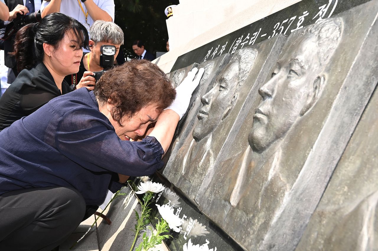 29일 경기 평택시 포승읍 해군 제2함대 사령부에서 열린 '제2연평해전 승전 24주년 기념식'에서 유가족들이 해전 영웅들의 얼굴 부조상을 어루만지고 있다. 사진공동취재단