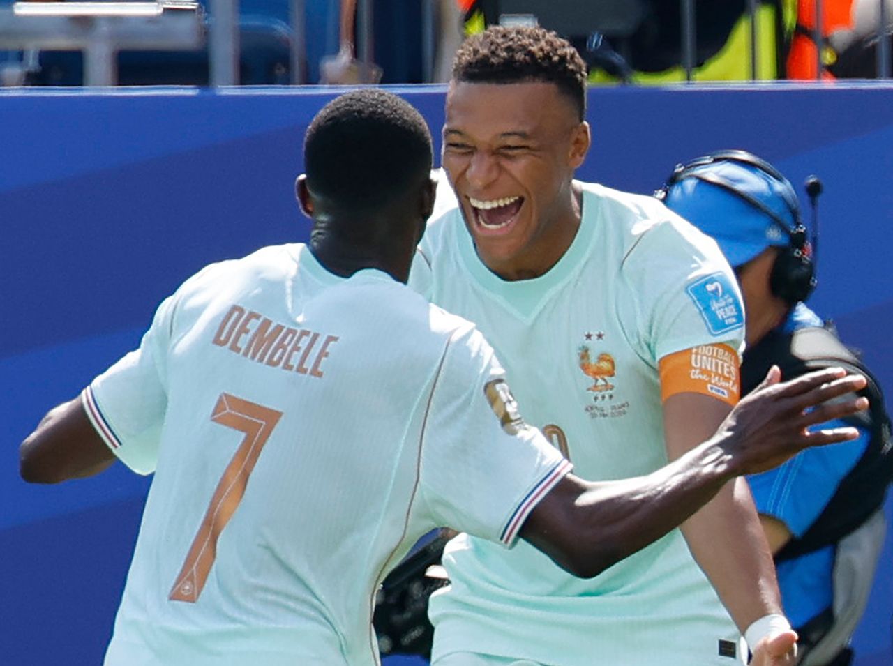 2026년 6월 26일 금요일, 보스턴 스타디움에서 열린 FIFA 월드컵 노르웨이와의 경기 전반전에서 프랑스의 우스만 뎀벨레(7)가 해트트릭을 달성하며 세 번째 골을 넣은 후 팀 동료 킬리안 음바페와 함께 기뻐하고 있다. UPI=연합뉴스