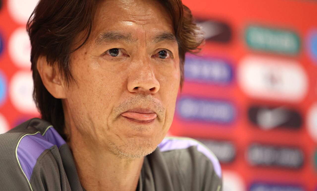 홍명보 한국 축구 국가대표팀 감독이 25일(현지시간) 팀 베이스캠프인 멕시코 과달라하라로 돌아와 사포판 치바스 바예 베르데에서 회복훈련을 하기 전 기자회견에서 기자의 질문을 듣고 있다. 연합뉴스