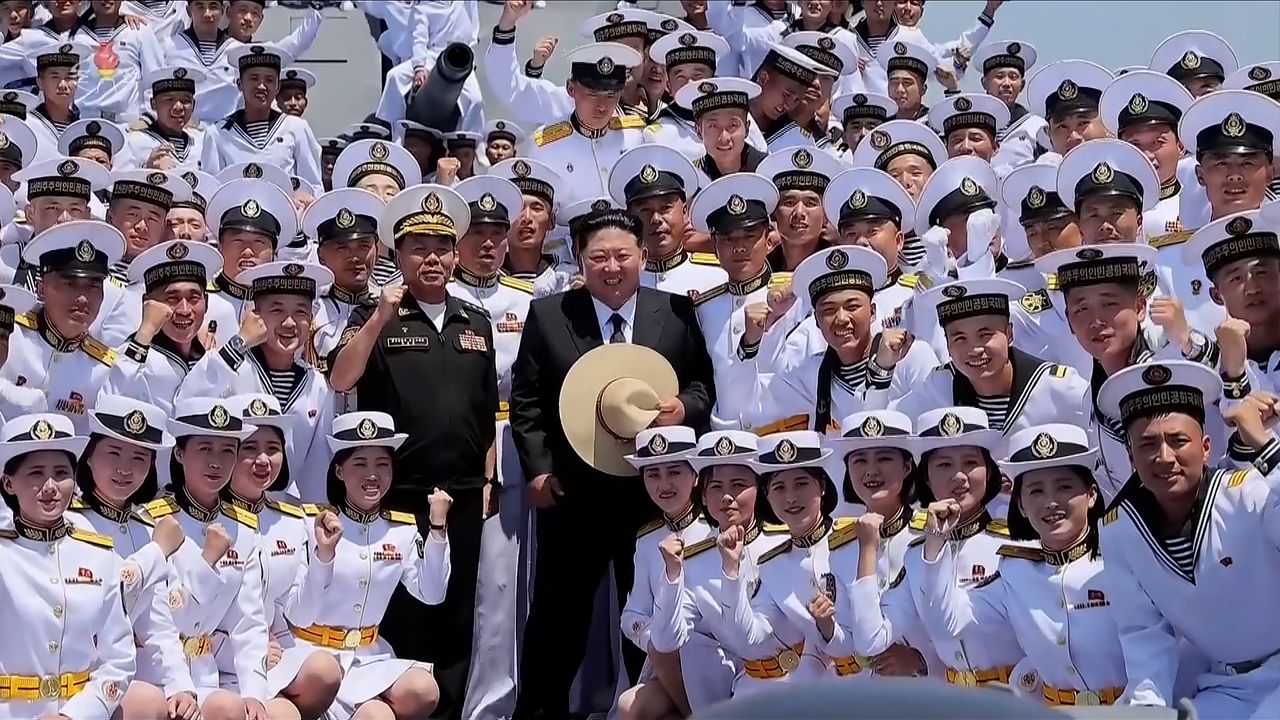 김정은 북한 국무위원장이 지난 23일 구축함 최현호 취역식에서 해병들과 기념사진을 찍었다고 조선중앙TV가 24일 보도했다. 사진은 김 위원장이 함정 갑판 위에서 박광섭 해군사령관(왼쪽), 남녀 해병들과 함께 자리한 모습. 조선중앙TV=연합뉴스