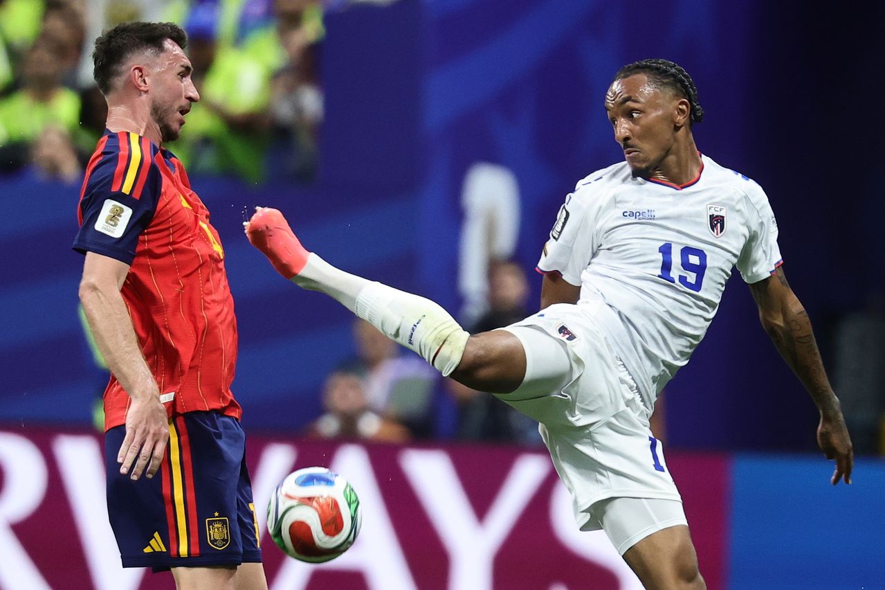 2026 FIFA 월드컵 조별리그 스페인 대 카보베르데 경기(2026년 6월 15일, 미국 애틀랜타)에서 스페인의 아이메릭 라포르테(왼쪽)가 카보베르데의 다일론 리브라멘토를 상대로 경합을 벌이고 있다. EPA=연합뉴스