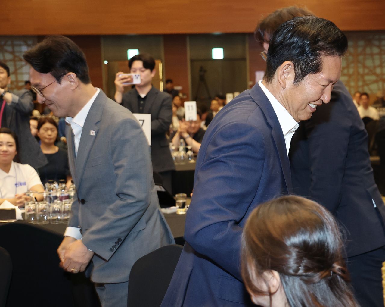 28일 경기 광주시 곤지암리조트에서 민주당 청년 당선인 워크숍이 열린 가운데 축사를 마친 김민석 국무총리와 축사를 위해 단상으로 향하는 정청래 전 대표가 각자 이동하고 있다. 공동취재단