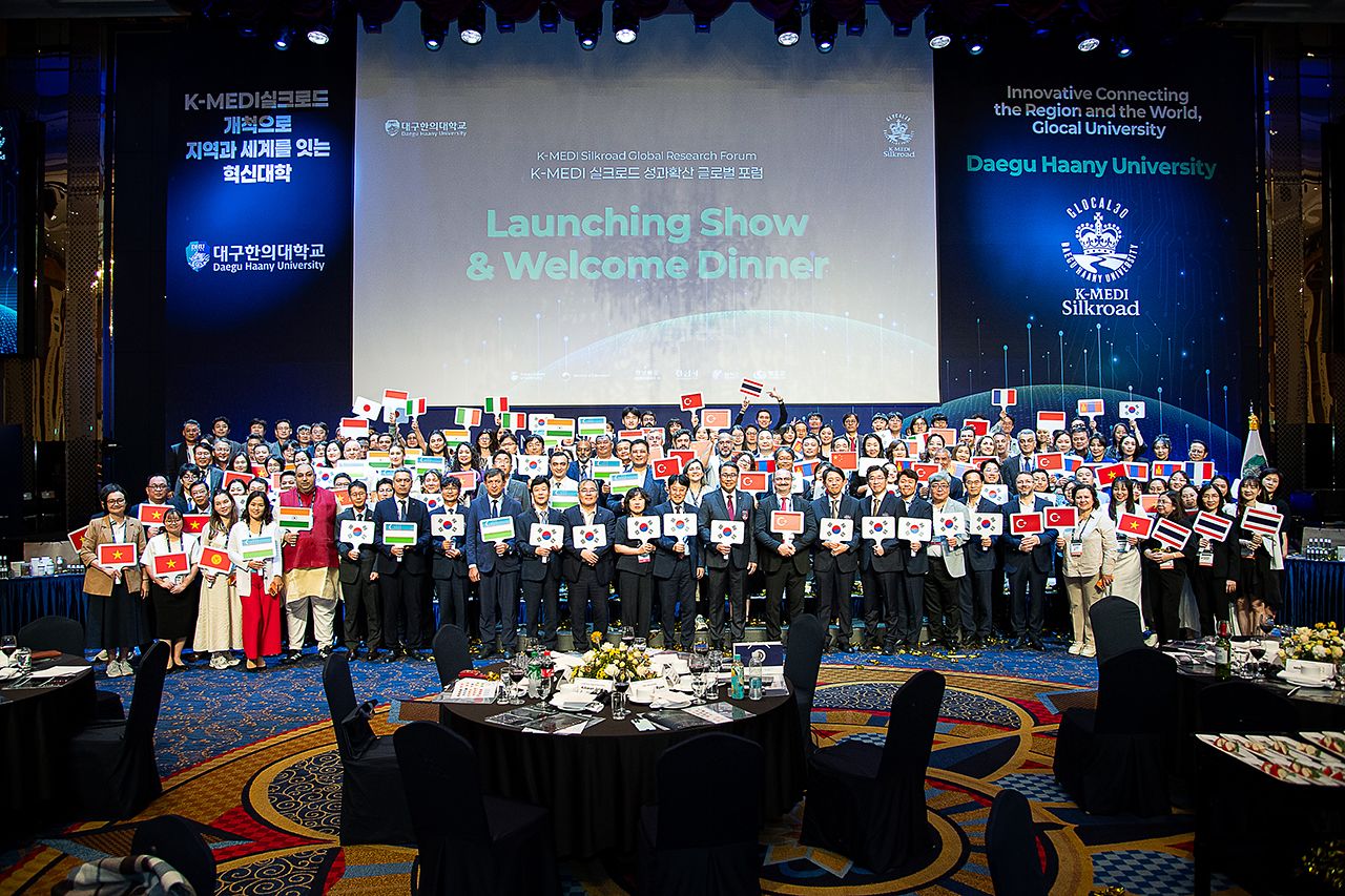 ‘2026 K-MEDI 실크로드 성과 확산 글로벌 포럼’ 참석자들이 기념촬영을 하고 있다.