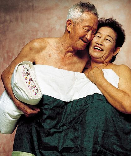 칸영화제에서 호평 받은 다큐멘터리 ‘죽어도 좋아’가 제한상영가 등급을 받자, 박찬욱 감독은 당시 영화잡지 ‘씨네21’ 특집 기고문을 통해 “성기를 적나라하게 묘사한 미술사의 숱한 걸작은 뭐냐”는 일침을 놓기도 했다. 지난 17일 재개봉한 칸영화제 수상 영화 ‘피아니스트’(2001)가 제한상영가를 받고 문제 장면을 흐리게 처리한 버전으로 청불 등급을 다시 받는 등 논란은 지금껏 계속되고 있다. 영등위측은 “제한상영가 제도의 운영 방식과 실효성에 대해 사회적 논의와 법‧제도적 검토가 필요하다”고 입장을 전했다. 사진 청어람