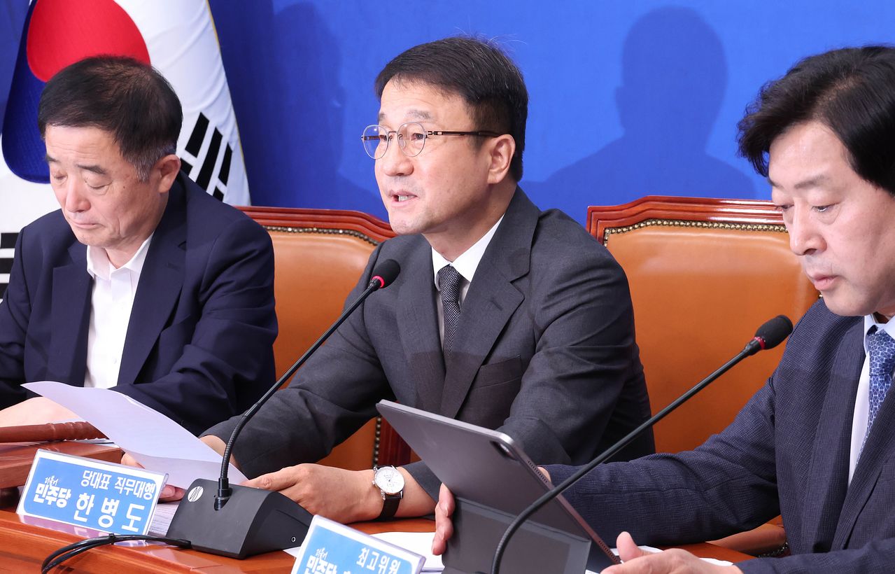 한병도 당대표 직무대행 겸 원내대표(가운데)가 29일 국회에서 열린 최고위원회의에서 발언하고 있다. 임현동 기자