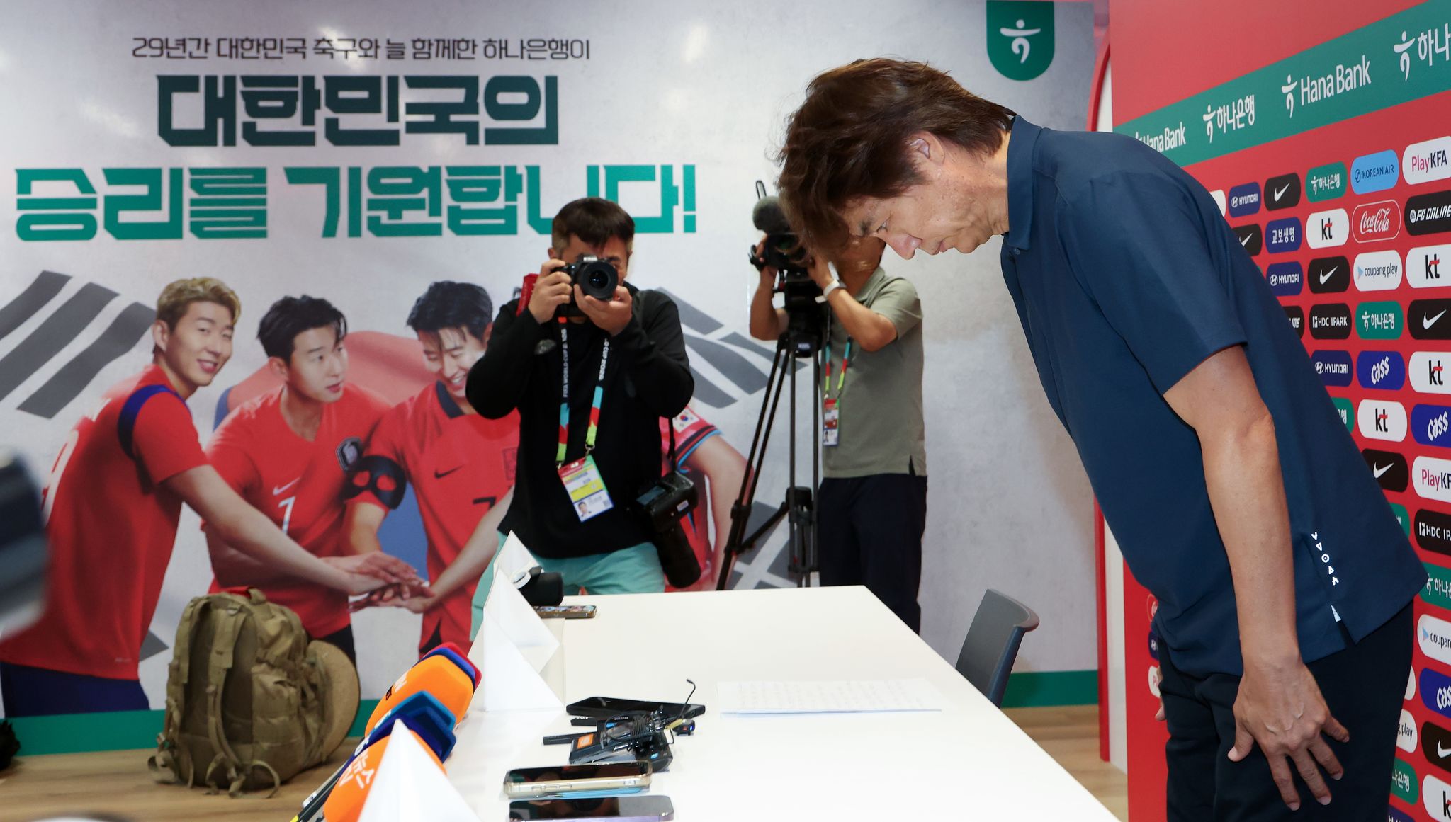 홍명보 축구대표팀 감독이 사퇴를 발표하면서 고개를 숙이고 있다. 뉴스1