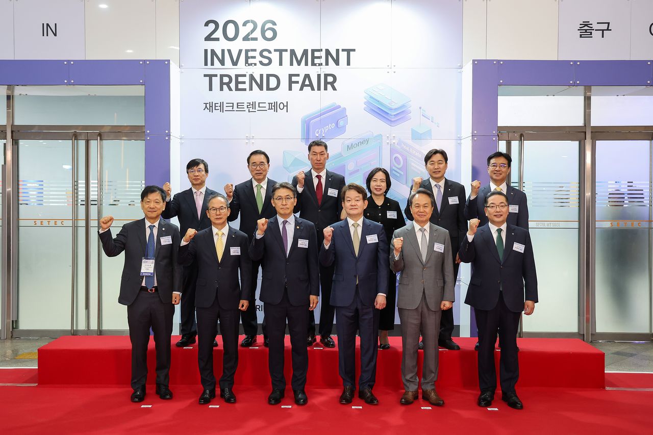 지난 26일 열린 ‘2026 재테크트렌드페어’ 개막식에서 내외빈들이 기념촬영을 하고 있다. 아랫줄 왼쪽부터 시계반대 방향으로 이정수 우리금융지주 사장, 양종희 KB금융지주 회장, 권대영 금융위원회 부위원장, 박장희 중앙일보 대표, 진옥동 신한금융그룹 회장, 이호성 하나은행 은행장, 이동철 여신금융협회장, 이병래 손해보험협회장, 박현주 NH농협은행 부행장, 장민영 IBK기업은행 은행장, 조용병 은행연합회장, 김철주 생명보험협회장. 우상조 기자