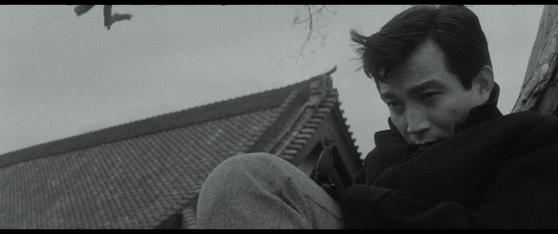 룸펜 청년의 자살을 그린 이만희 감독의 영화 ‘휴일’(1968)은 “이런 작품은 안 만드는 게 좋다”는 당국의 막무가내 판정 탓에 각본 심의만 3차례 반려됐고, 당국의 지적 사항을 반영해 촬영을 마쳤지만 끝내 개봉을 포기했다. 37년 뒤 극적으로 필름이 발견된 이 영화는 ‘한국 모더니즘 영화의 대표작’으로 재평가됐다.’[한국영상자료원 제공=연합뉴스]