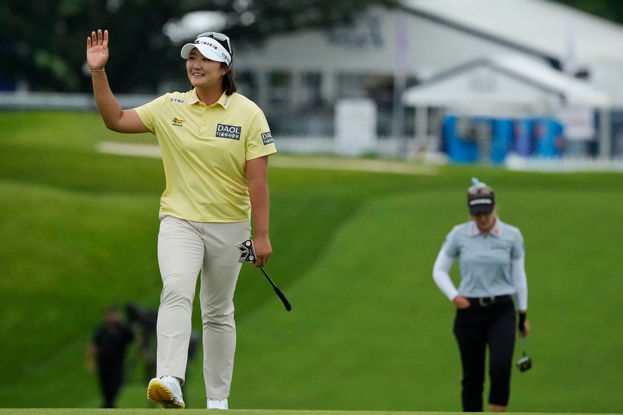 유해란(왼쪽)이 29일 KPMG 여자 PGA 챔피언십 최종라운드에서 18번 홀 그린으로 올라오며 갤러리에게 손을 흔들면서 인사하고 있다. AP=연합뉴스
