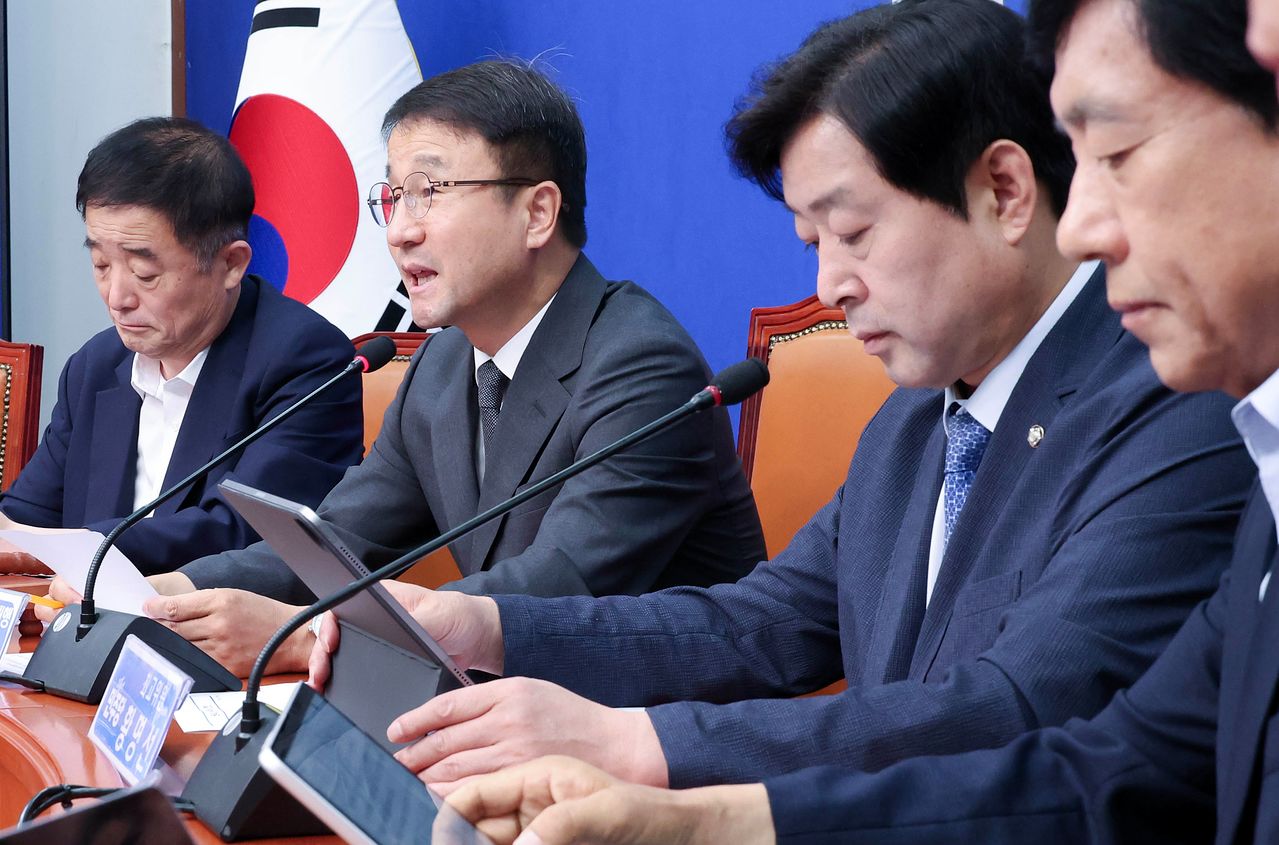 한병도 당대표 직무대행 겸 원내대표(왼쪽 둘째)가 29일 국회에서 열린 최고위원회의에서 발언하고 있다. 임현동 기자