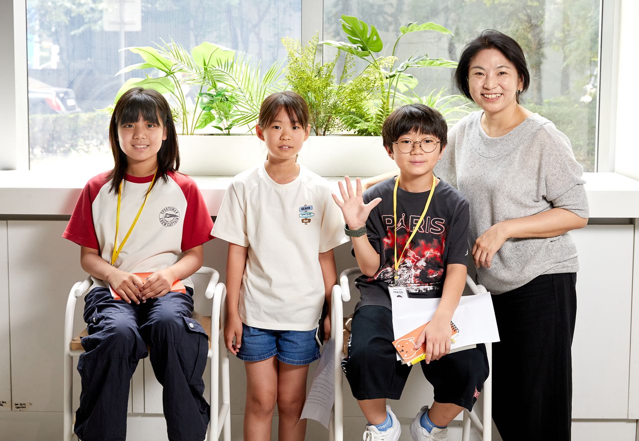 엄유진(맨 오른쪽) 작가는 고가람 학생모델과 김도연·왕선재 학생기자(왼쪽부터)에게 ‘나만의 이야기’를 찾으라며 ‘나만 할 수 있는 것은 무엇일까’ 고민하라고 조언했다.