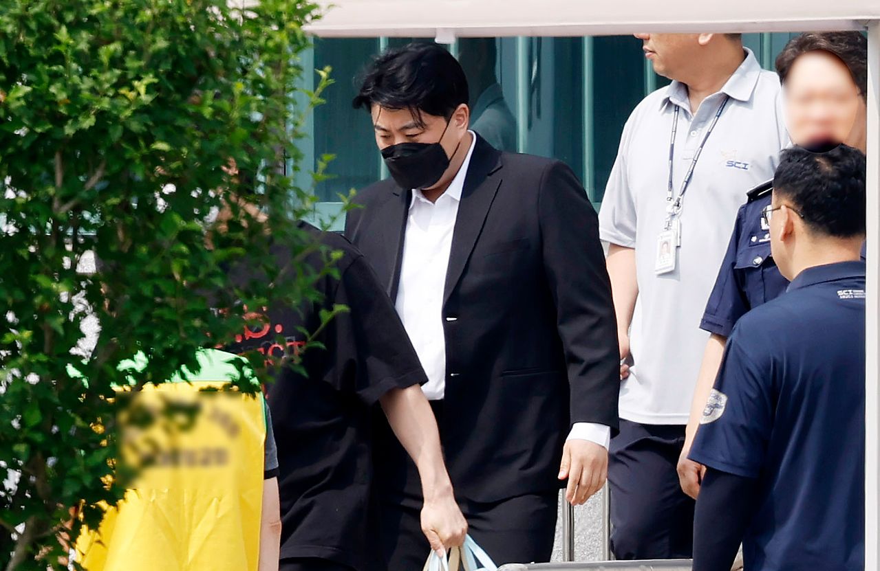 음주 운전 뺑소니 혐의로 복역 중이던 가수 김호중(35)이 30일 경기 여주시 소망교도소에서 가석방으로 출소하고 있다.   김호중은 본래 1·2심에서 2년 6개월 형을 받아 오는 11월 출소 예정이었지만 최근 가석방 심사에 통과해 약 5개월 출소 시기를 당기게 됐다. 뉴스1
